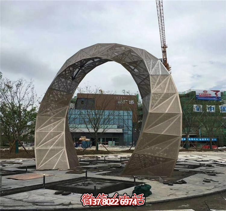 不銹鋼網(wǎng)格拱門雕塑，點(diǎn)綴廣場