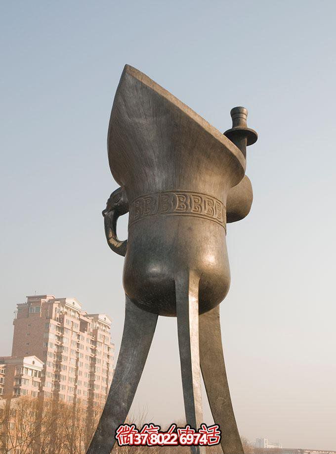 大型不銹鋼仿銅酒杯雕塑，傳承酒文化