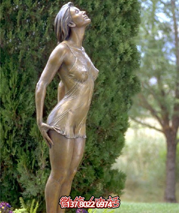 西方風格仿銅人物雕塑玻璃鋼擺放，為公園園林增添靈動之美