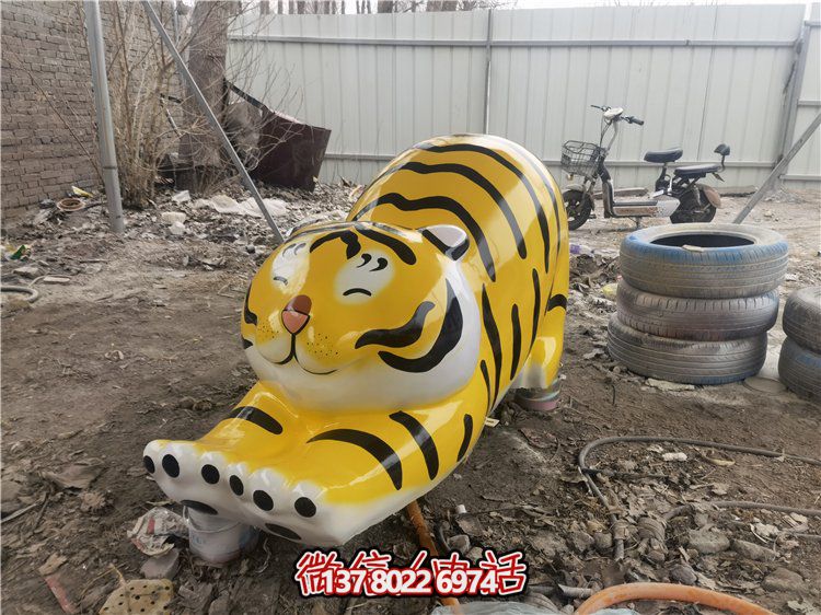 玻璃鋼彩繪抽象老虎雕塑，為幼兒園裝飾而生