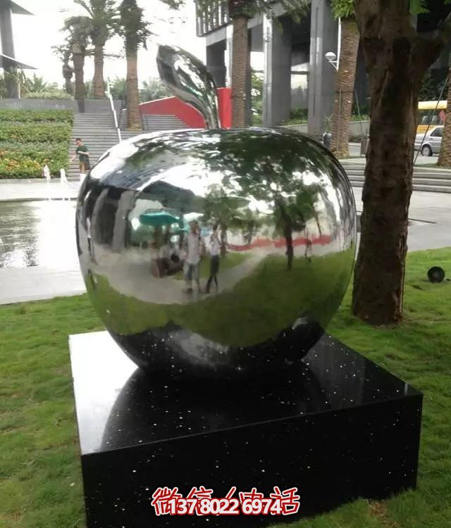 不銹鋼蘋(píng)果雕塑擺件，讓你的戶外空間更有創(chuàng)意！