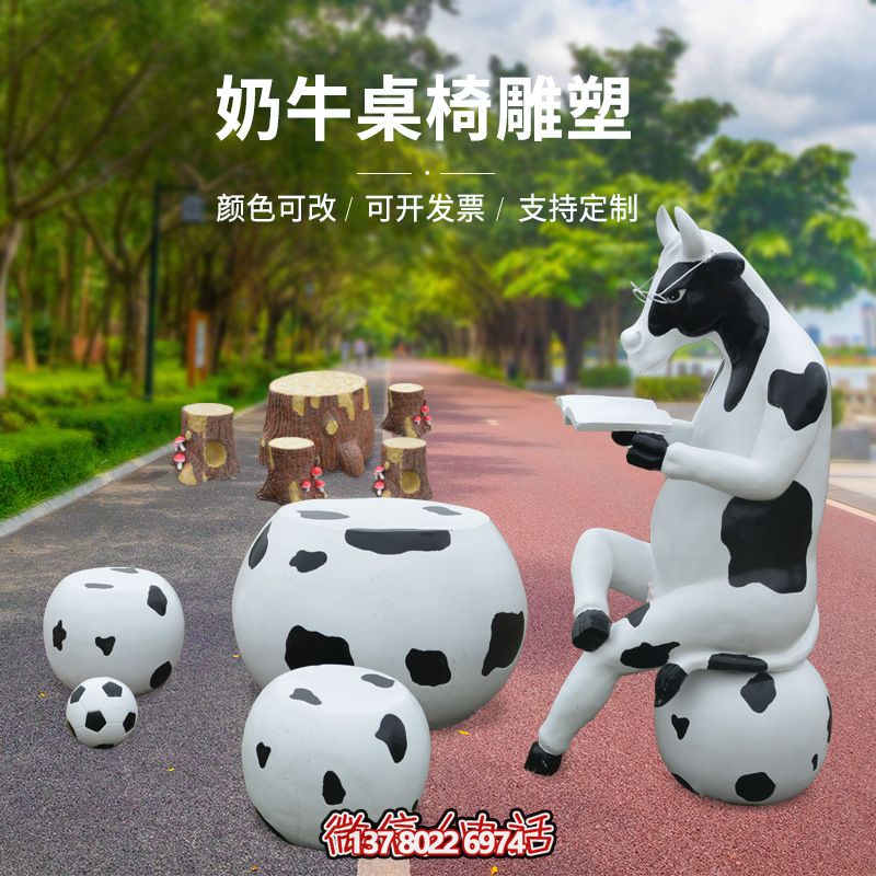 玻璃鋼雕塑牛只著看書桌椅，林中戶外休閑體驗