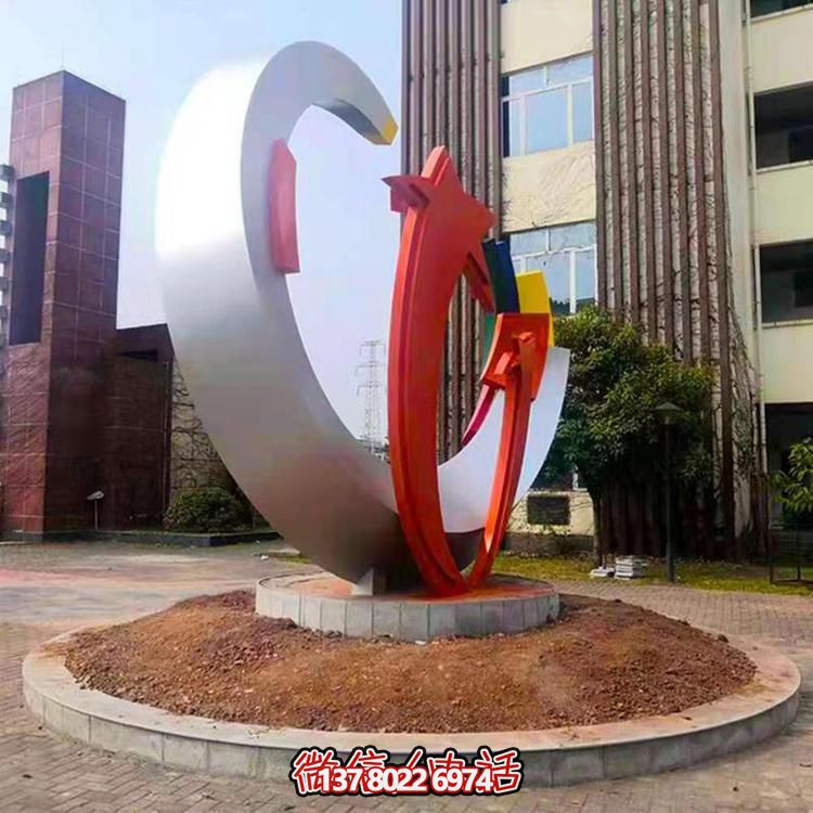 精致不銹鋼月牙雕塑，打造現代都市景觀