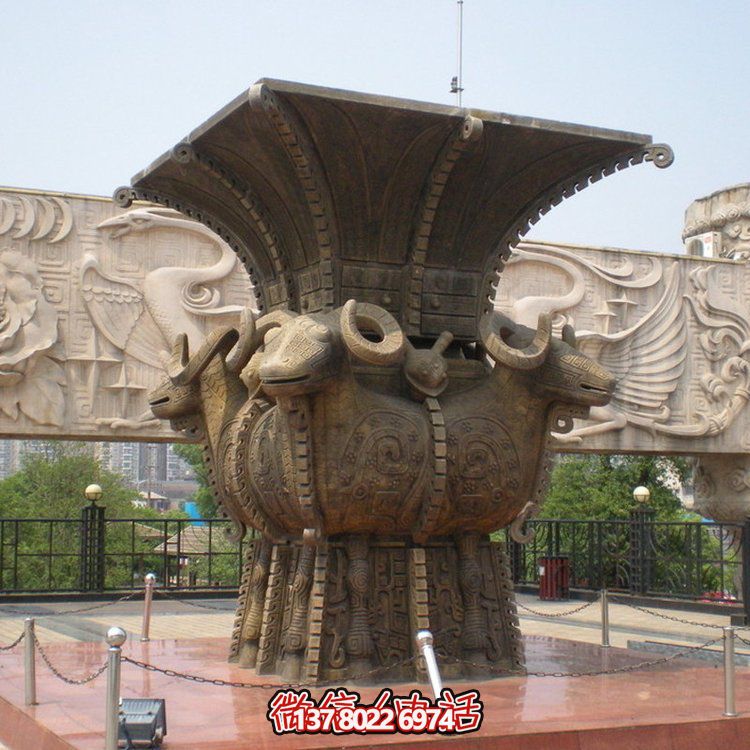 方尊銅香爐雕塑，讓景區廣場更加精彩