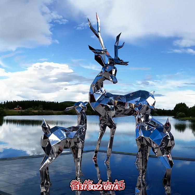 高聳入云的不銹鋼精美幾何雕塑，將公園景觀提升一個新境界