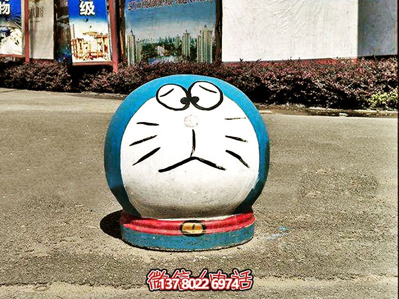 商場(chǎng)街邊擺放卡通多啦A夢(mèng)擋車球