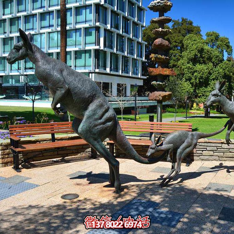 景區中跳躍的玻璃鋼袋鼠雕塑