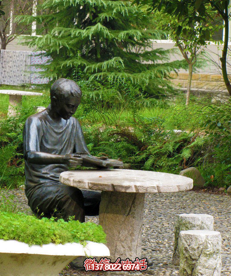 公園玻璃鋼坐著凳子上的讀書(shū)雕塑